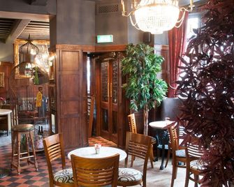Huckleberrys Bar & Grill - Lincoln - Restaurant