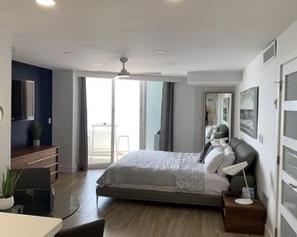 Oceanfront Studio w/balcony & Private Beach - Walk to shops & Dining - Fort Lauderdale - Habitación