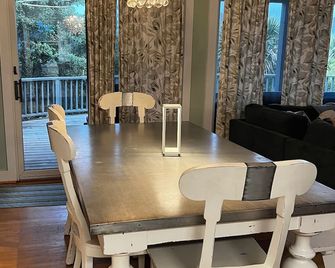 Ocean Breezes & Private Serenity: Your Secluded South Beach Escape - Bald Head Island - Comedor