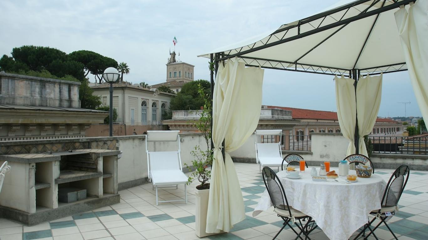 هوتل فيليني