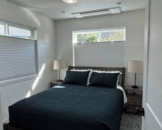 Newer Cozy Guest Cottage with Saltwater Spa! - Weed - Habitación