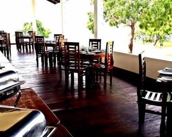 Naaval Hotel - Batticaloa - Restaurante