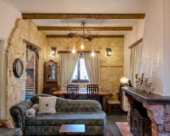 Lykovrisi Guest House - Arachova - Pokój dzienny