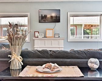 Ten Pines Cottage - Ocean Shores - Living room