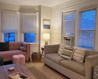 Newly renovated in the heart of Kennett Square. 3 miles from Longwood Gardens - Kennett Square - Living room