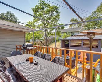 Pet-Friendly Minneapolis Home about 8 Mi to Downtown! - Minneapolis - Balcony