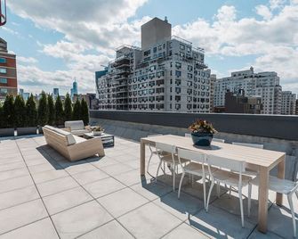 Hip East Village 1BR w/ Elevator & W/D, nr Union Square, by Blueground - Nueva York - Balcón