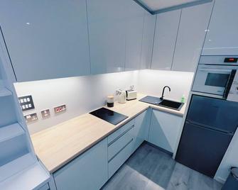 Modern Studio Apartment Gibraltar - Gibraltar - Kitchen