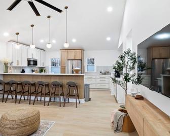 Luxurious Retreat with Sauna and Modern Design - Warrensville Heights - Kitchen
