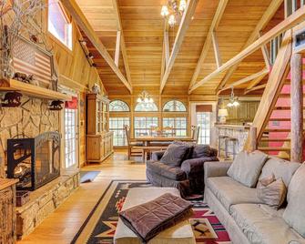 Tumbling Shoals Cabin Less Than 1 Mi to Beaches and Boating! - Heber Springs - Living room