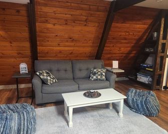 A- Frame Adventures - Cozy Chalet that borders Crooked Creek Lake Park. - Ford City - Sala de estar