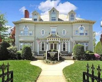 Edgewood Manor - Cranston - Building