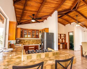 House + Guest House at 500 yards from the beach. - Esterillos Este - Cocina