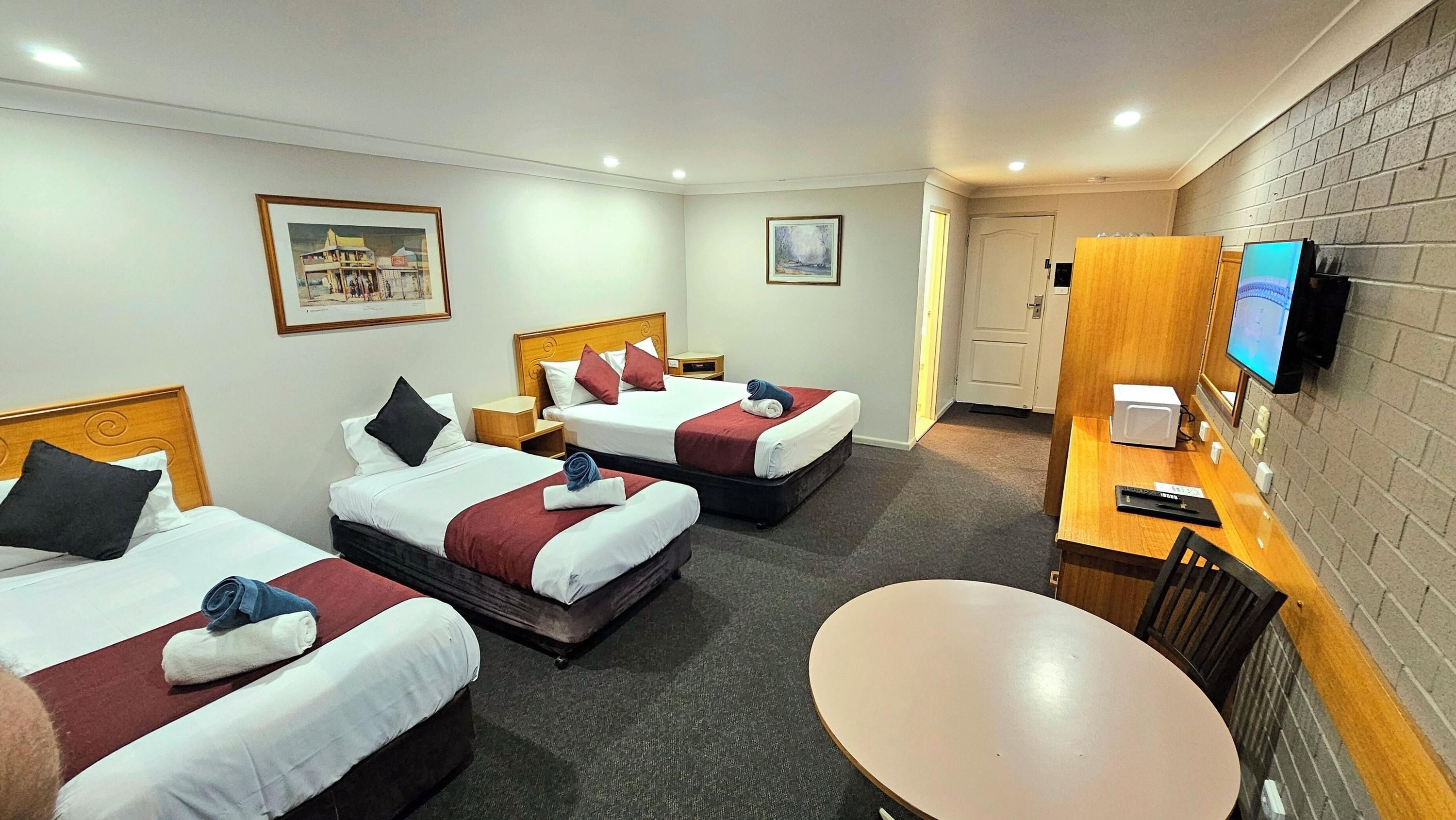 Hilltops Retreat Motor Inn - Young