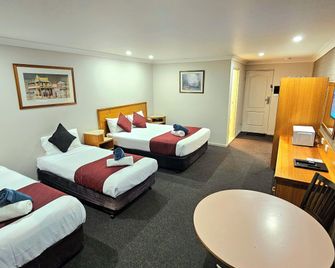 Hilltops Retreat Motor Inn - Young