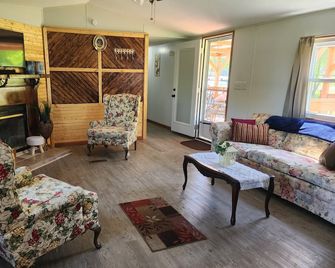 Georgie's Getaway! Beautiful stay on 6 acres just minutes from the lakeside - Fort Gibson - Living room