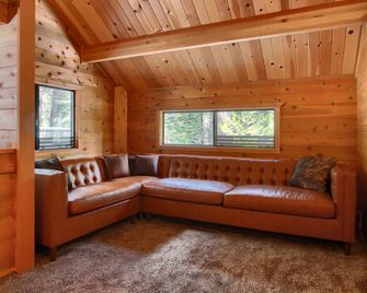 Johnson's Cedar Creek Cabin - Fish Camp - Living room