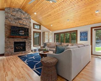 Modern 5bd Cabin, Fire Pit, Fenced Yard, Breezy Point - Pequot Lakes - Living room
