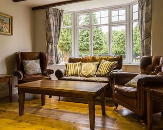 Maple Manor Hotel - קראולי - סלון