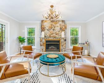 Escape the city to this Spacious and Clean 5BR / 3.5BA home with a Heated Pool and Spa on 8 Acres in Horse & Wine Country - Marshall - Sala de estar
