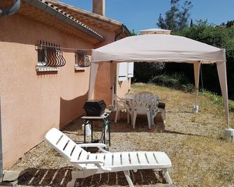 Quiet apartment in property near the city center - Ruoms - Patio