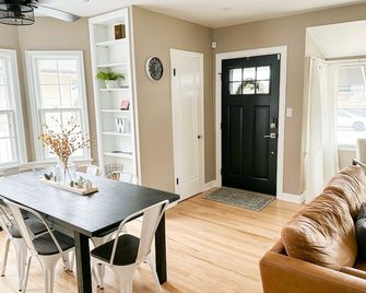 Centrally located updated home - Cheyenne - Dining room