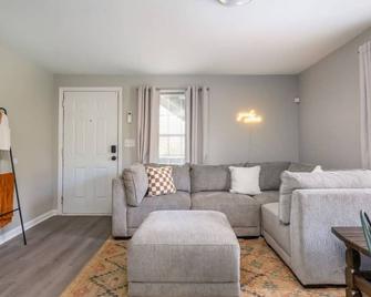 Plush 1 bed APT near Five Points! Bring your pets! - Columbia - Sala de estar