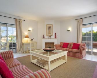 Martinhal Quinta Family Resort - Quinta do Lago - Living room