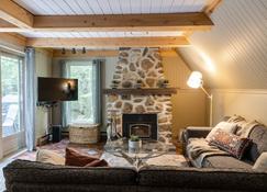 Le Paresseux - 5 min to Mount Orford, 2 minutes away from Ski Orford, fully equipped cottage - Orford - Living room