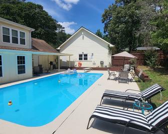 Spacious 5-bedroom house pool with AC and WiFi in delightful Warner Robins - Warner Robins - Pool