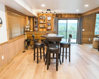 Cozy Cabin for the Whole Family! - Midway - Dining room