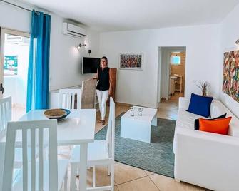 Brand new, comfortable and bright, a few steps away from the beach. free WIFI - Espargos - Dining room