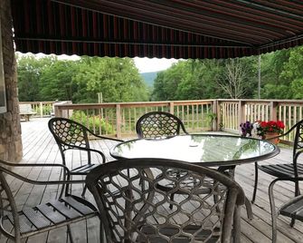 A Catskill's Hotel Buyout! Branches has 31 beds and sleeps up to 57 guests! - Shandaken - Balcony