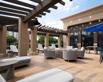 Hampton Inn and Suites DFW West - Hurst - Innenhof