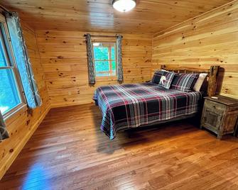 Brand New Log Home Well appointed great location with AC wifi cable fireplace firepit - Bethlehem - Bedroom