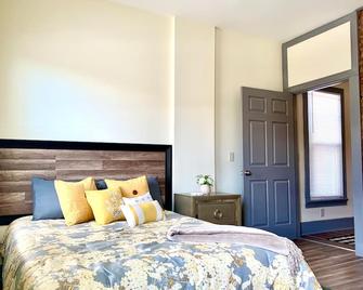 The Iron Scow - With Private Yard & Free Parking, Minutes From Falls & Casino by Niagara Hospitality - Niagara Falls - Bedroom