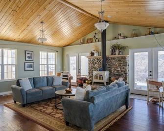 Lone Eagle: Tranquil Stay Near Powderhorn Ski Reso - Mesa - Sala de estar