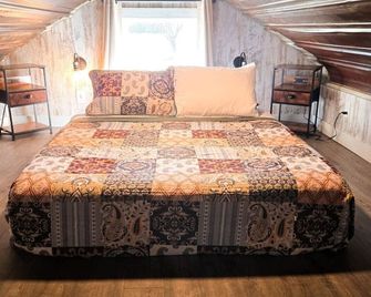 Hot Tub & Firepit Your Winter Blues Retreat - Amherst