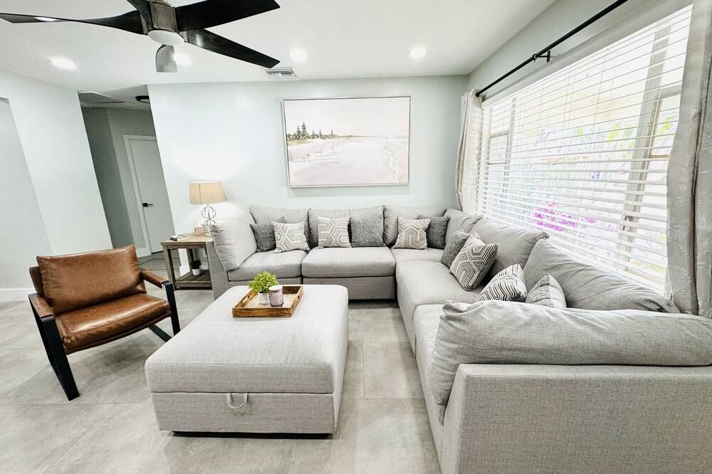 Spacious, Central, 3 Bedroom Home w/ Pool Access - Fort Lauderdale - Sala de estar