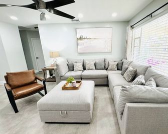 Spacious, Central, 3 Bedroom Home w/ Pool Access - Fort Lauderdale - Sala de estar