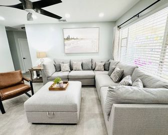 Spacious, Central, 3 Bedroom Home w/ Pool Access - פורט לודרדייל - סלון