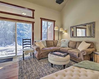 McCall Condo with Paddle Boards - Near Payette Lake - McCall - Living room
