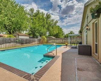 Heated Pool! Family-friendly House with Coffee Bar - Enid - Pool
