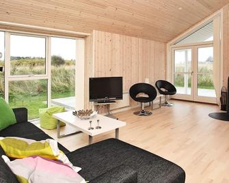 Charming Holiday Home Near Hirtshals With Whirlpool - Hirtshals - Wohnzimmer