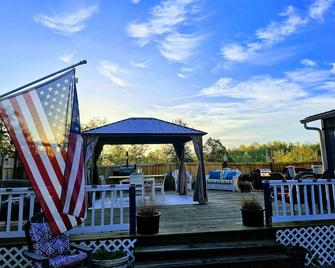 The River Room has 1 queen bed, sleeps 2 with a grab-n-go breakfast - Eminence - Patio