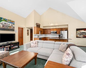 Top Floor Suite With Mountain Views By Harmony Whistler - Whistler - Soggiorno