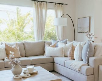 Mediterranean Modern Steps to Beach Dining w Spa - Carlsbad - Living room