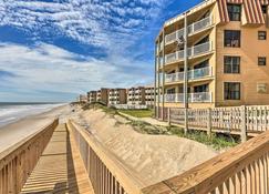 Airy Oceanfront Condo W/beach Views & Pool Access! - Sneads Ferry - Bygning