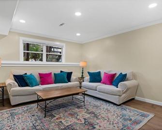 Park Place #4 - Stylish Apartment Located Across From Park - Richmond - Sala de estar