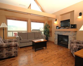 La Casa Cottage #191-PF Sweet & Stylish 1 Bedroom & Loft on Okanagan Lake - Kelowna - Living room